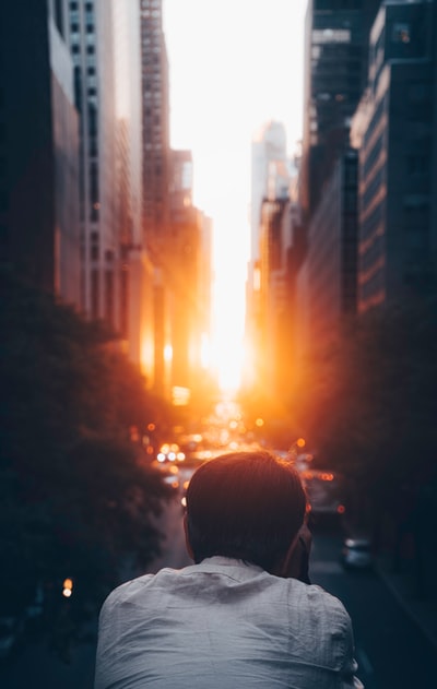 穿白衬衫的男子